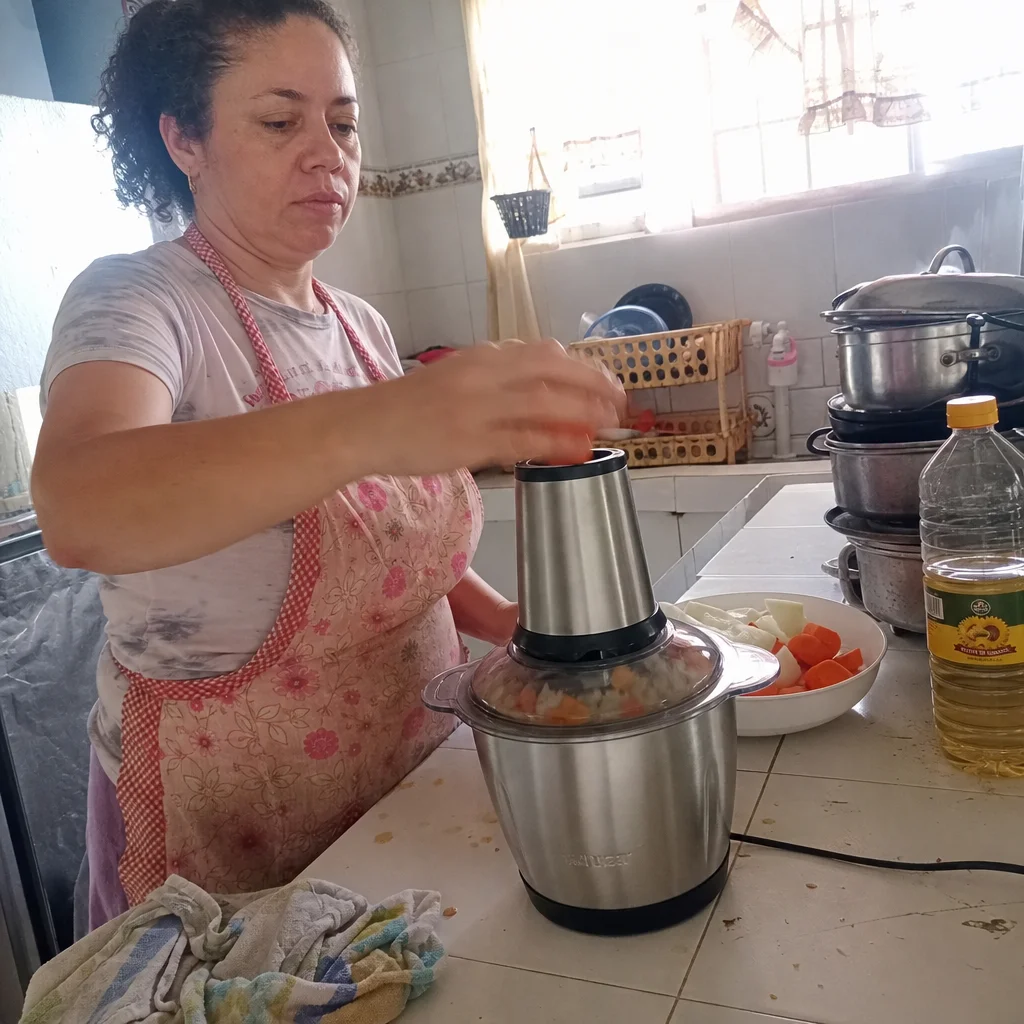 Cliente usando el procesador en su cocina